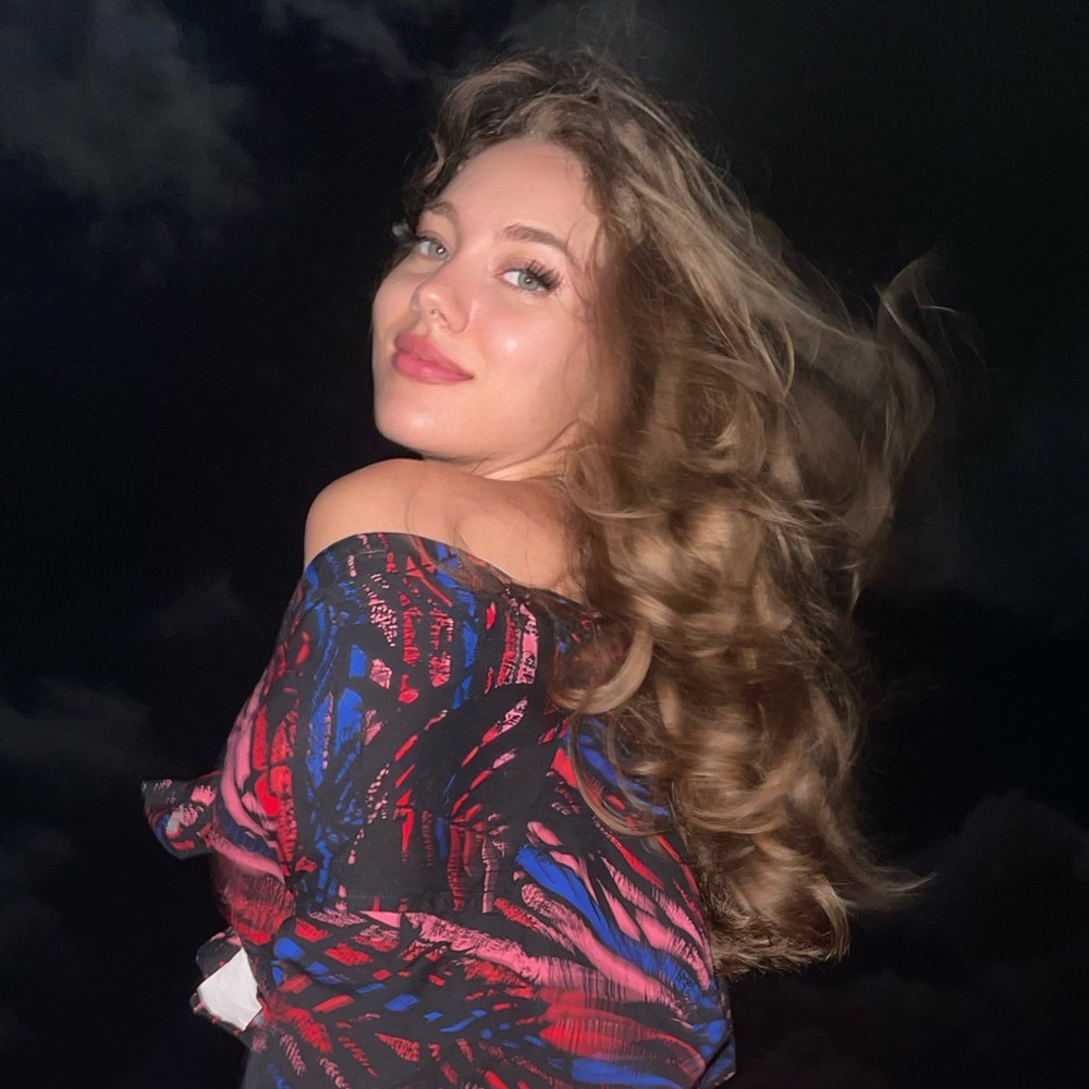 Meet your Posher, Alexia